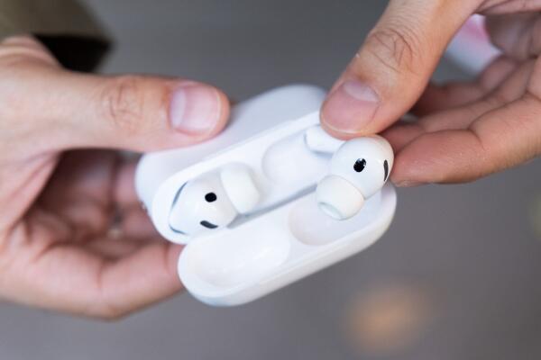 Đánh Giá AirPods Pro 3: "Trượt Băng Đến Nơi Quả Bóng Đang Tới" – Tai Nghe Định Hình Tương Lai